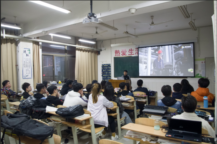 软件系组织展开“安全知识大讲坛”主题班会251.png 软件系组织展开“安全知识大讲坛”主题班会251.png