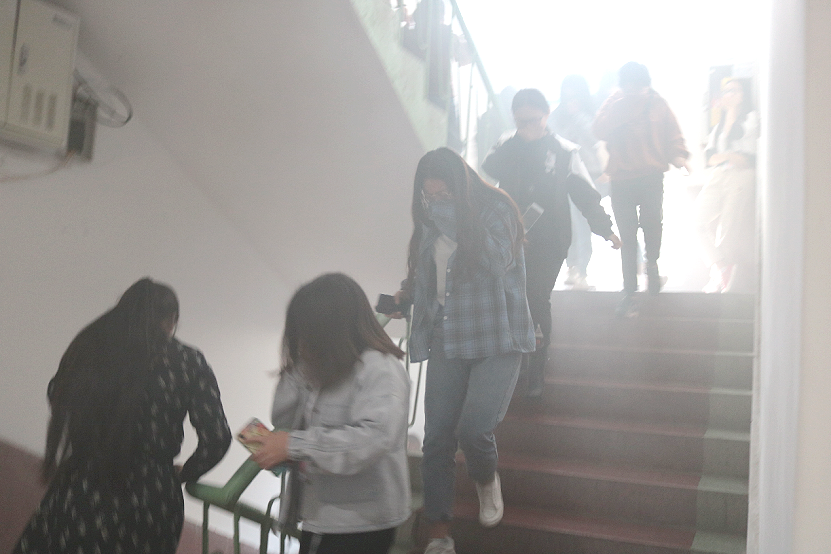 17软件7班(消防演习)249.png 17软件7班(消防演习)249.png