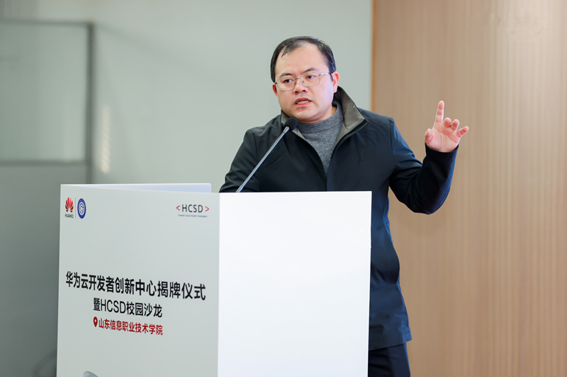 吴飞与学生开展交流小.jpg